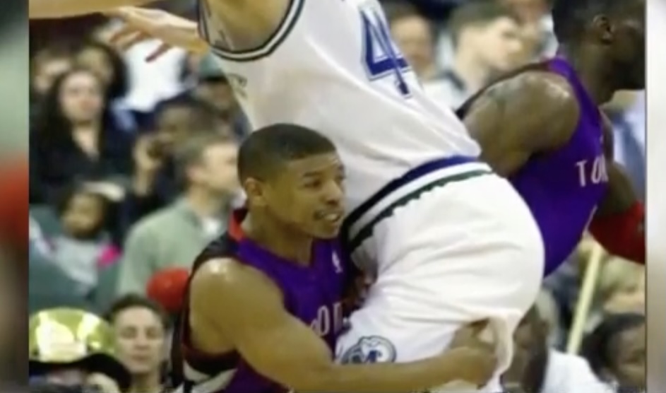 VIDEO Charlotte Hornets retrage tricoul celui mai scund jucător de baschet din istoria NBA / Muggsy Bogues (1,6 metri) a fost conducător de joc / ”După atâtea momente în care te-ai uitat în sus, către ceilalți, va veni clipa în care tricoul va fi ridicat”