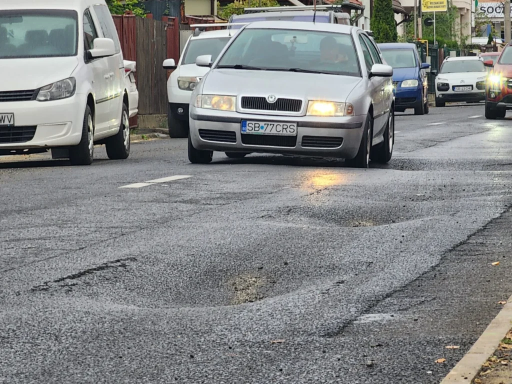 VIDEO Cum arată asfaltul pe o stradă din Sibiu, reabilitată cu 2 luni în urmă / Șoferii fac slalom printre gropi / Locatar: „Sapă, acoperă, sapă din nou” / Constructor: „Probabil a pătruns umezeala”