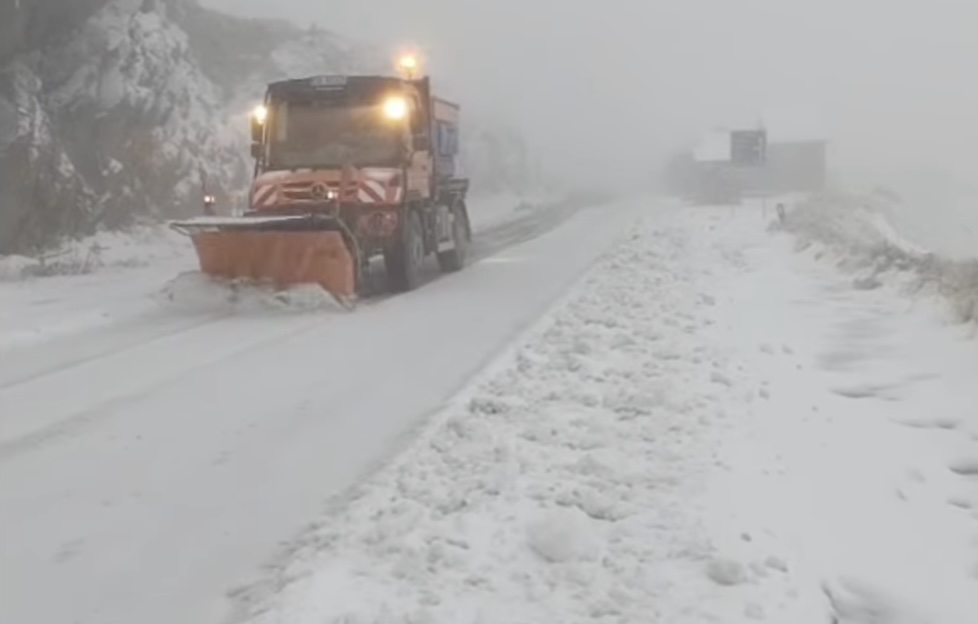 VIDEO Deszăpezire pe Transfăgărăşan / Drumul încă nu e închis, șoferii sunt sfătuiți să-și echipeze mașinile pentru condiții de iarnă