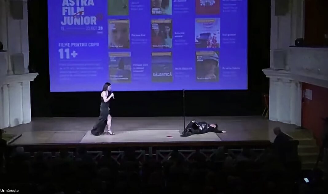 VIDEO Directoarea ASTRA Film Fest a leșinat pe scenă, la gala de deschidere / Acuză epuizarea fizică și psihică / ”Corpul își poate lua dreptul să se exprime în acest fel: stop joc, așa nu se mai poate merge mai departe”