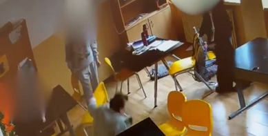 VIDEO Elevă din București, trimisă în judecată pentru lovire și alte violențe / O profesoară s-a lovit la cap după ce ar fi fost împinsă de minoră într- sală de clasă