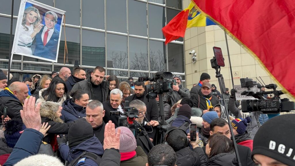 VIDEO | Judecătorii au rămas în pronunțare / Judecătorul Vlad Andriescu decide dacă îi menține arestul preventiv lui Călin Georgescu / Este același magistrat care l-a plasat în control judiciar după ce politicianul pro-rus a fost reținut de DIICOT