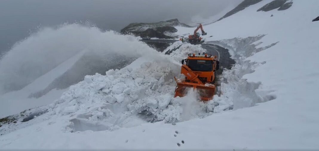 VIDEO Ninsori abundente pe Transfăgărășan / Șoferii sunt avertizați să nu circule fără mașini echipate pentru iarnă