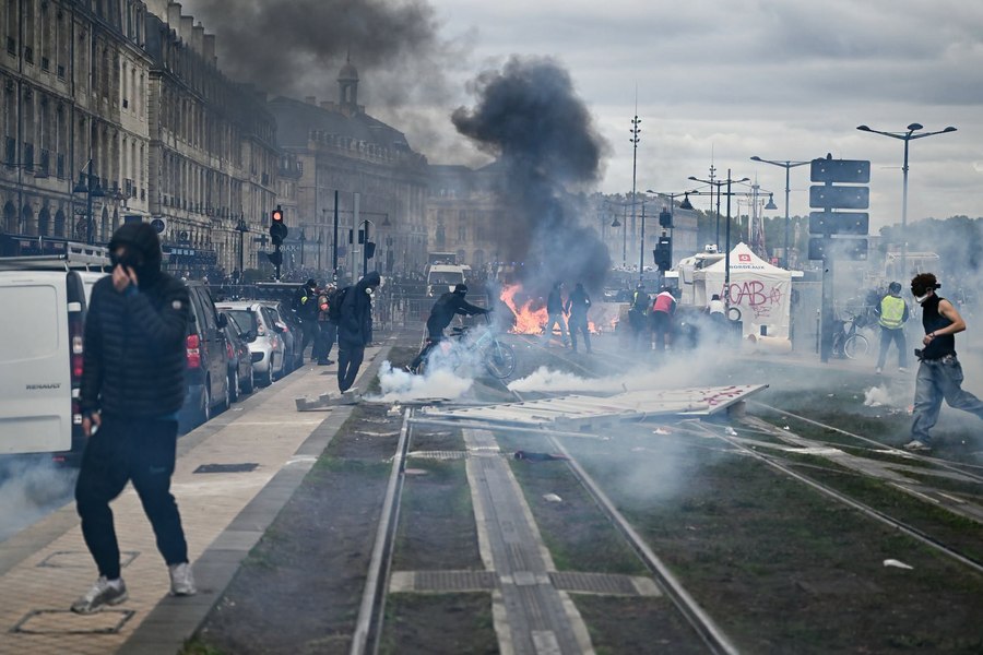 Violențe fără precedent în Franța. Ministrul francez de Interne recunoaște că forțele de ordine au pierdut controlul în mai multe orașe