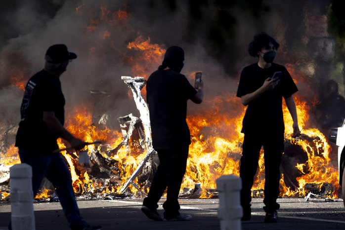 Violenţe în Barcelona. 100 de persoane au fost arestate după ce protestatarii au jefuit magazine