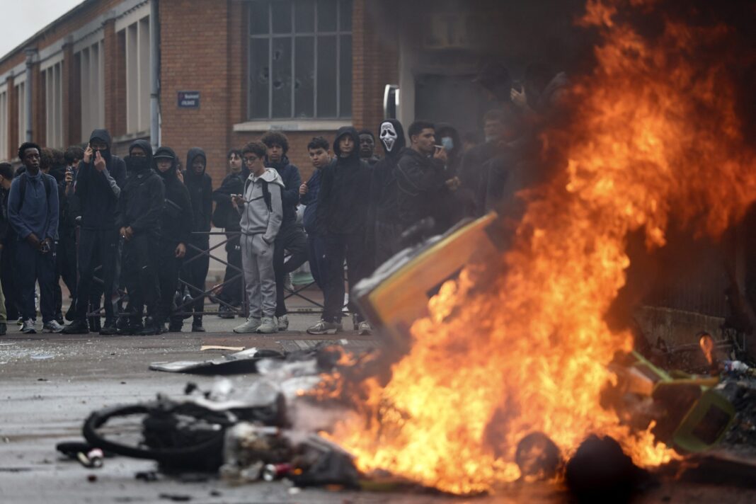 Violențe la protestele din Franța, soldate cu peste 1.200 de persoane reținute și 150 de polițiști și jandarmi răniți. Zeci de magazine, primării și clădiri istorice au fost devastate
